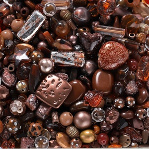 Makroaufnahme von braunen Acrylperlen in Herz- und Sternform für DIY-Schmuck