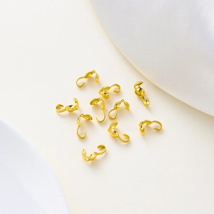 Makroaufnahme von 18K vergoldeten Endkappen für DIY Armbänder und Schmuckzubehör