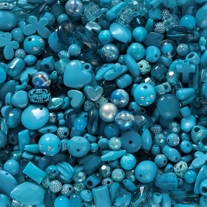 Makroaufnahme blauer DIY-Acrylperlen in Herz- und Schmetterlingsform für Schmuck