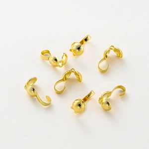 Makro-Detail von 18K vergoldeten Kugel-Kalotten für DIY Schmuck Halskettenbau