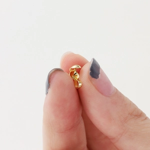 Makroaufnahme der winzigen 18K vergoldeten Kapsel für die DIY Schmuckherstellung