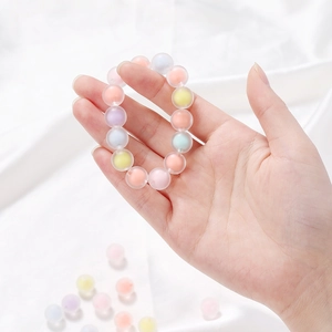 Λεπτομέρεια macro από ματ ακρυλικές χάντρες macaron για υλικά κατασκευής κοσμημάτων DIY