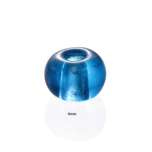 Détail d'une perle en verre bleu de 4mm avec trou de 1.2mm pour la création de bijoux