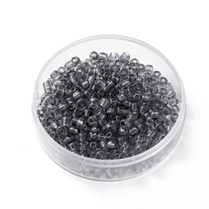 Détail macro de perles de rocaille en verre gris fumé de 4mm pour bijoux DIY