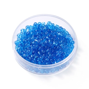 Gros plan de perles de rocaille bleues de 4mm dans une boîte ronde pour bijoux