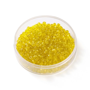 Détail macro de perles de verre jaunes transparentes de 4mm dans un étui de rangement