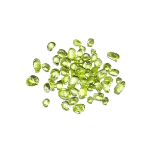 Vue détaillée du gravier en verre pilé vert olive translucide pour décor d'aquarium