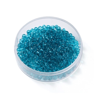 Vue de dessus de perles de rocaille bleues en verre de 4mm dans une boîte ronde