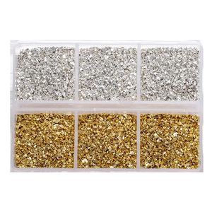 Piedras de vidrio triturado brillante en oro y plata en una caja de plástico de seis rejillas