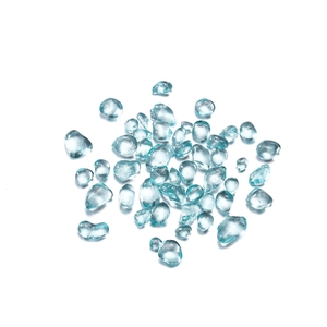 Gros plan de pierres en verre translucide bleu clair pour aquarium et loisirs créatifs