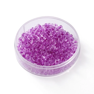 Vue détaillée de perles en verre violettes de 4 mm pour la création de bijoux DIY à la main