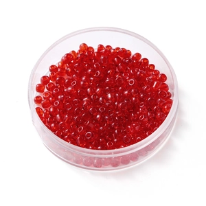 Macro de perles de rocaille rouges transparentes de 4mm dans une boîte de rangement ronde