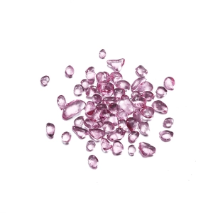 Vue macro de pierres en verre rose poli pour aquarium et projets créatifs DIY