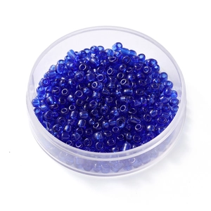 Gros plan de perles de verre bleu royal transparentes de 4mm dans un boîtier de rangement