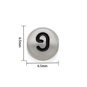Perlina piatta rotonda luminosa da 6,5mm in acrilico argento con numero 9 nero stampato