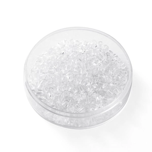 Vue macro de perles de rocaille en verre transparent dans une boîte pour bijoux DIY