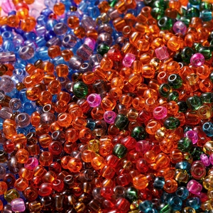 Vue macro de perles de rocaille en verre coloré de 4mm pour la création de bijoux DIY
