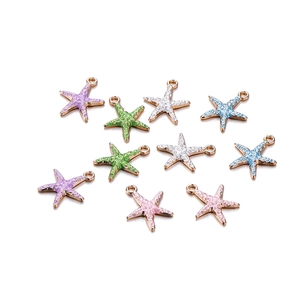 Macro-detail van kleurrijke emaille zeesterbedeltjes voor het maken van DIY-sieraden