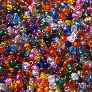 Vue macro de perles de rocaille en verre coloré 4mm pour création de bijoux DIY