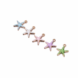 Macro detail van vijf kleurrijke zeester hangers voor DIY sieraden maken