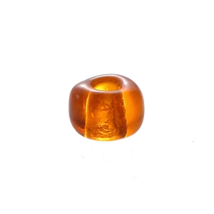 Gros plan de perles en verre ambré de 4mm avec trou central pour la création de bijoux