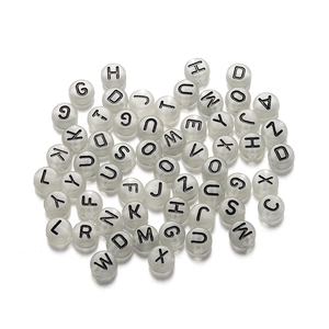 Dettaglio di perle alfabetiche in acrilico bianco con lettere nere per gioielli DIY