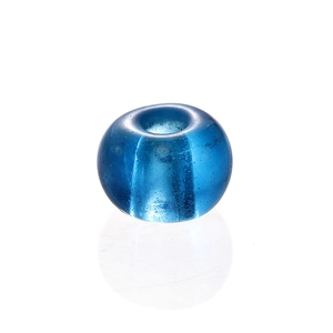 Vue détaillée d'une perle en verre bleu foncé transparent de 4mm avec finition polie lisse