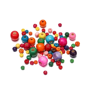 Macro-opname van kleurrijke houten kralen voor DIY-sieraden en kinder-kettingen