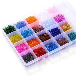 Vue détaillée de perles de rocaille colorées de 4mm dans une boîte de 24 compartiments