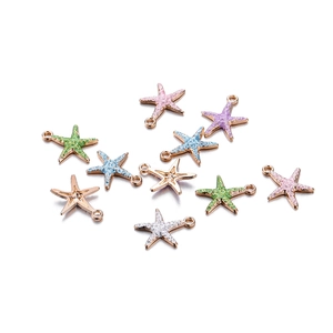 Macro-opname van kleurrijke emaille zeesterbedeltjes voor het maken van DIY-sieraden