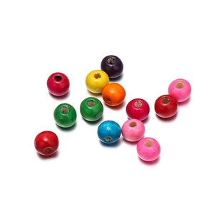 Close-up van kleurrijke ronde houten kralen voor doe-het-zelf en sieraden maken kits