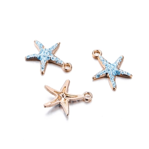 Detail van lichtblauwe emaille zeesterbedeltjes met gouden afwerking voor DIY sieraden