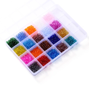 Vue détaillée d'une boîte de 24 compartiments remplie de perles de verre colorées 4mm