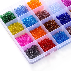 Vue détaillée de perles de rocaille colorées de 4mm triées dans une boîte de rangement