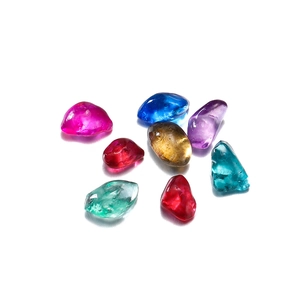 Gros plan de galets en verre poli colorés 3-8mm pour aquarium et artisanat DIY