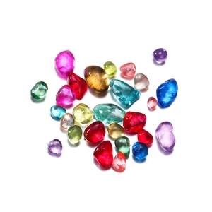 Gros plan de pierres de verre colorées 3-8mm pour aquarium et décoration DIY