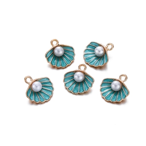 Detail van blauwe schelphangers met parels en gouden randen voor DIY-sieraden maken