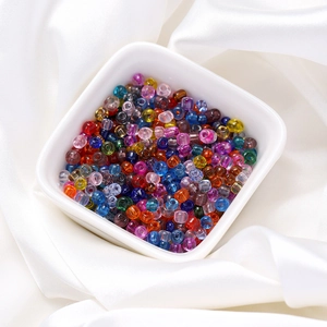 Vue macro de perles de verre colorées de 4mm pour bijoux DIY dans un bol blanc élégant