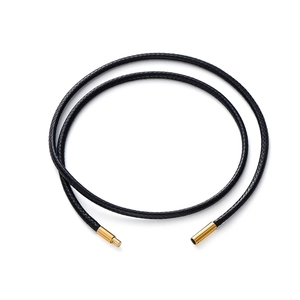 Detalle del collar de cordón de cera negra con cierre de acero inoxidable dorado