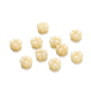 Detalle de diez cuentas de trébol de vidrio crema de 10mm para la creación de joyas DIY