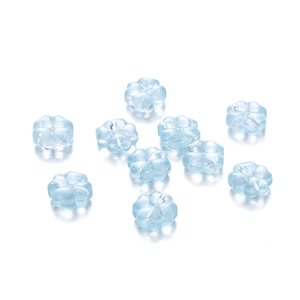 Primer plano de cuentas de vidrio azul claro de 10mm en forma de flor para creación de joyas