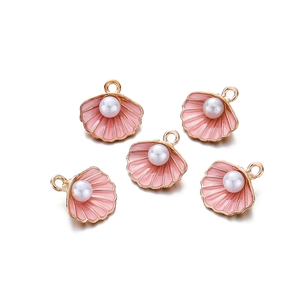 Detailweergave van roze emaille schelphangers met parels voor DIY-sieraden