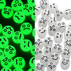 Perline acriliche luminose con motivi emoji che mostrano il contrasto fluorescente dì notte