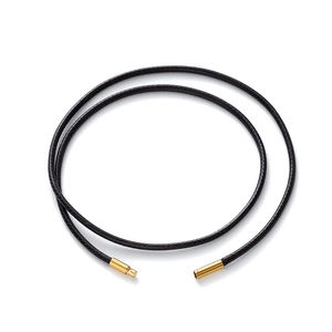 Detalle del cordón trenzado marrón oscuro con cierre de acero inoxidable dorado pulido