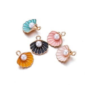 Detail van emaille schelphangers met parels voor DIY-sieraden in verschillende kleuren