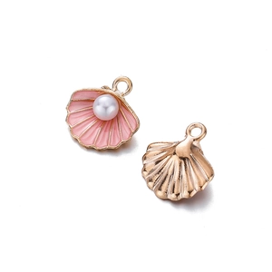 Detail van roze emaille schelphanger met witte parel en gouden achterkant voor DIY-sieraden