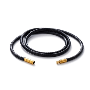 Detalle del cordón encerado negro con un cierre cilíndrico de acero inoxidable dorado