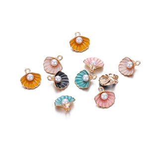 Detailweergave van kleurrijke emaille schelphangers met parels voor DIY-sieraden maken