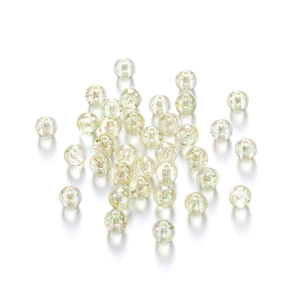 Macro-opname van heldere iriserende acryl kralen met pailletten voor DIY sieraden