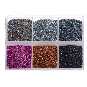Seis colores de piedras de vidrio trituradas en caja transparente para manualidades DIY